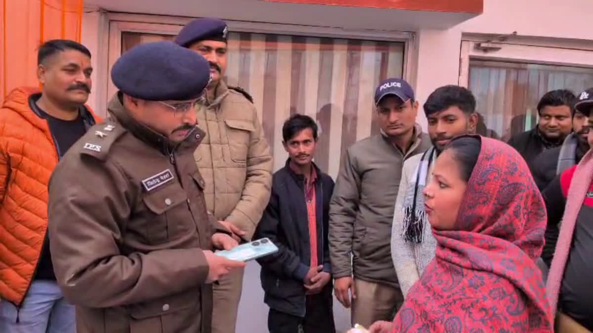 Haridwar police recovered lost mobile phones