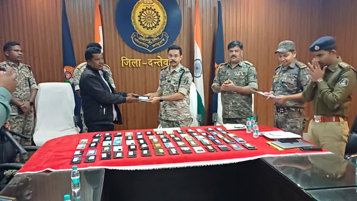Dantewada police return mobile