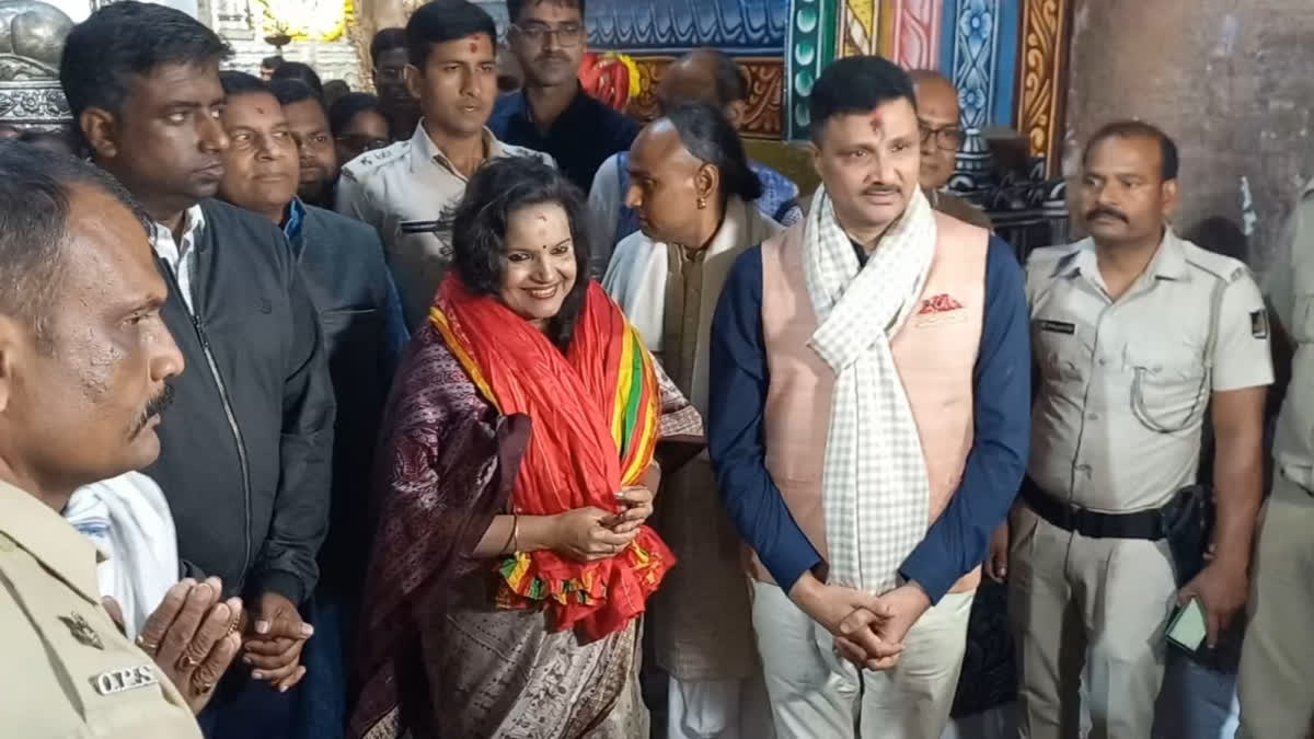 Anu Garg visits puri temple