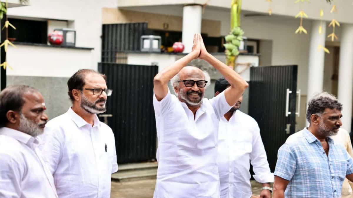 வீட்டின் முன்பு திரண்டிருந்த ரசிகர்கள் - கேட்டை திறந்து இன்ப அதிர்ச்சி கொடுத்த ரஜினி!