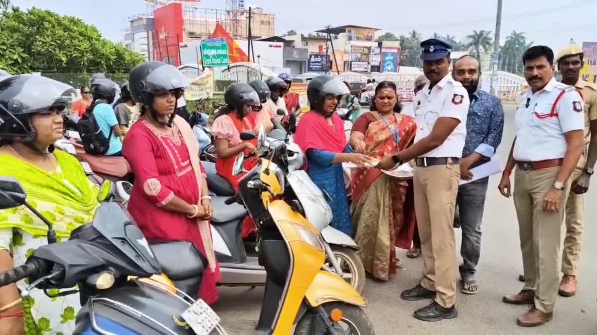 ஹெல்மெட் அணிந்தால் இலவச வெள்ளி நாணயம்: தஞ்சையை திக்குமுக்காட செய்த போலீசார்