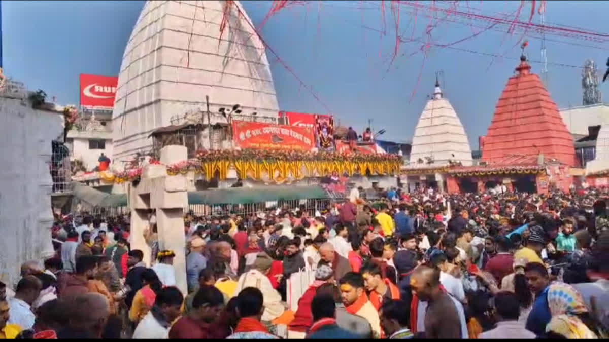 huge crowd of devotees in Baba Dham