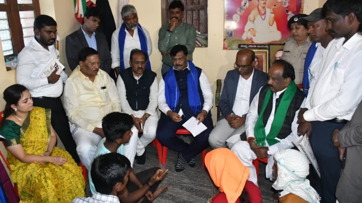 Minister Mahadevappa meets Vivekananda Doddamani's family