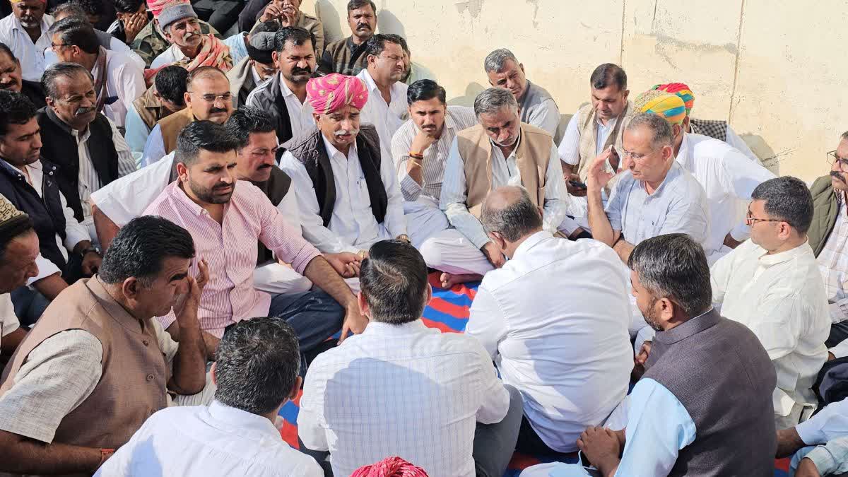 युवक की मौत के बाद धरने पर परिजन