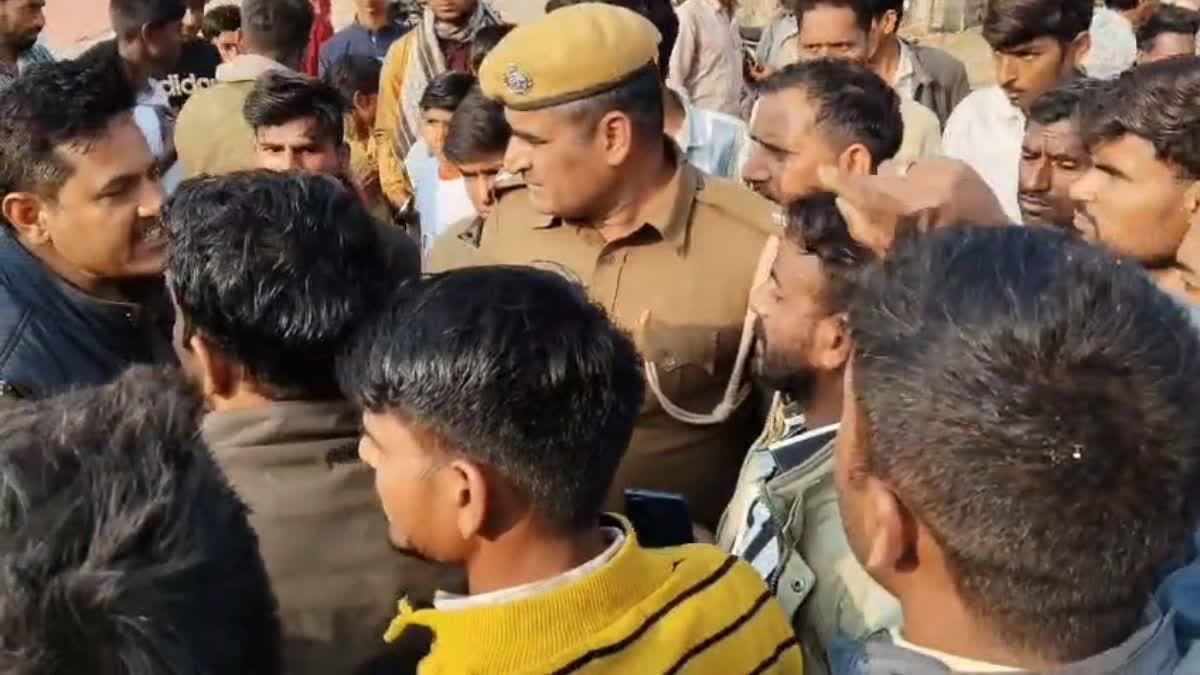 सड़क पर टायर जलाकर प्रदर्शन