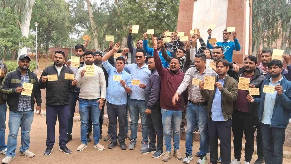 नर्सिंग कर्मियों ने खून से लिखे पोस्टकार्ड