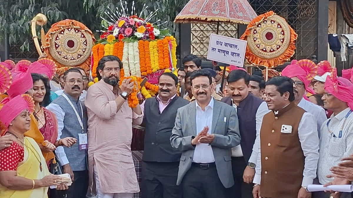 स्वागताध्यक्ष शिवेंद्र राजे यांनी ग्रंथ दिंडी घेतली खांद्यावर