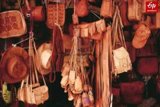 रूस जा रहे भारतीय चमड़ा उद्योग से जुड़े श्रमिक.