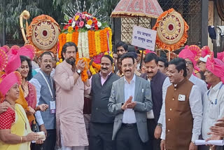 स्वागताध्यक्ष शिवेंद्र राजे यांनी ग्रंथ दिंडी घेतली खांद्यावर