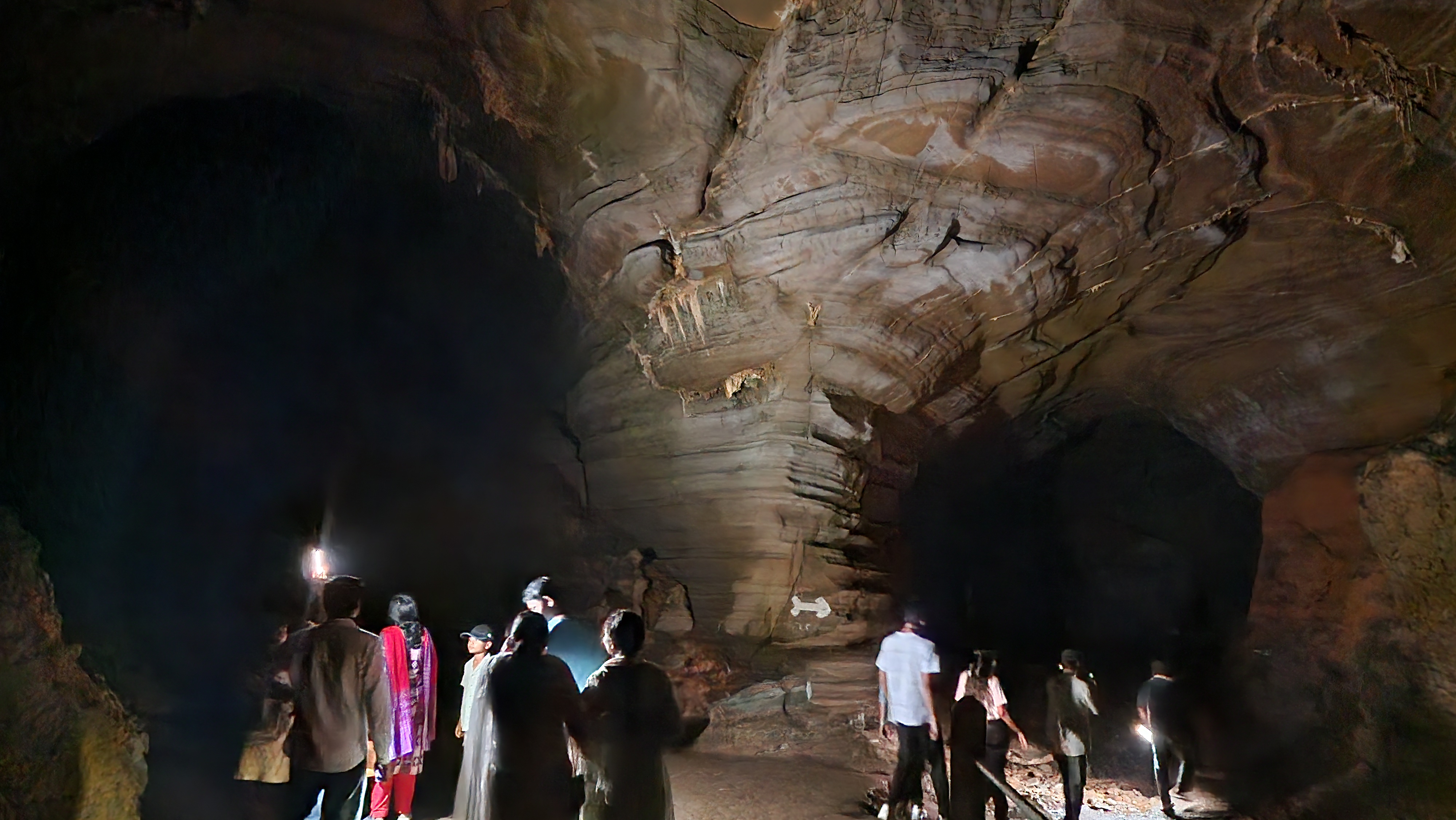 Glimpse of stalactite and stalactite
