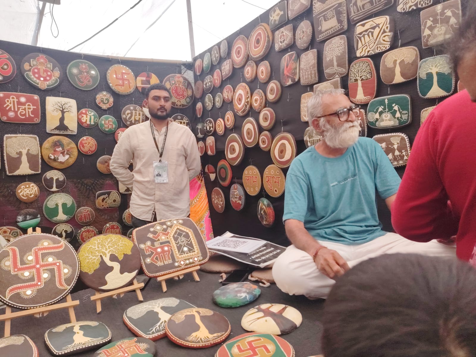 62 વર્ષીય પ્રવીણભાઈ છેલ્લા 7 વર્ષથી છાણમાંથી વસ્તુઓ બનાવે છે .