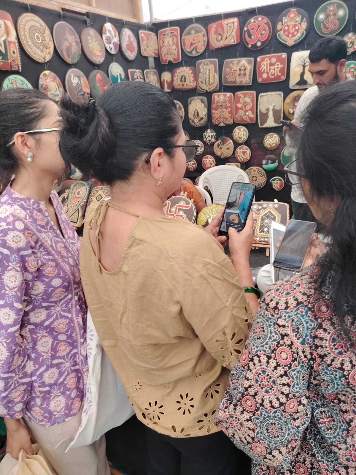 લોકોને આકર્ષ્યુ પ્રવીણભાઈ પ્રજાપતિનું ગોબર આર્ટ