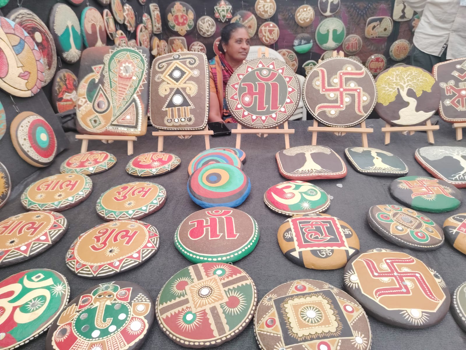 700 થી લઈને 5000 રૂપિયા સુધીની ગાયના છાણમાંથી બનેલી કલાકૃતિ