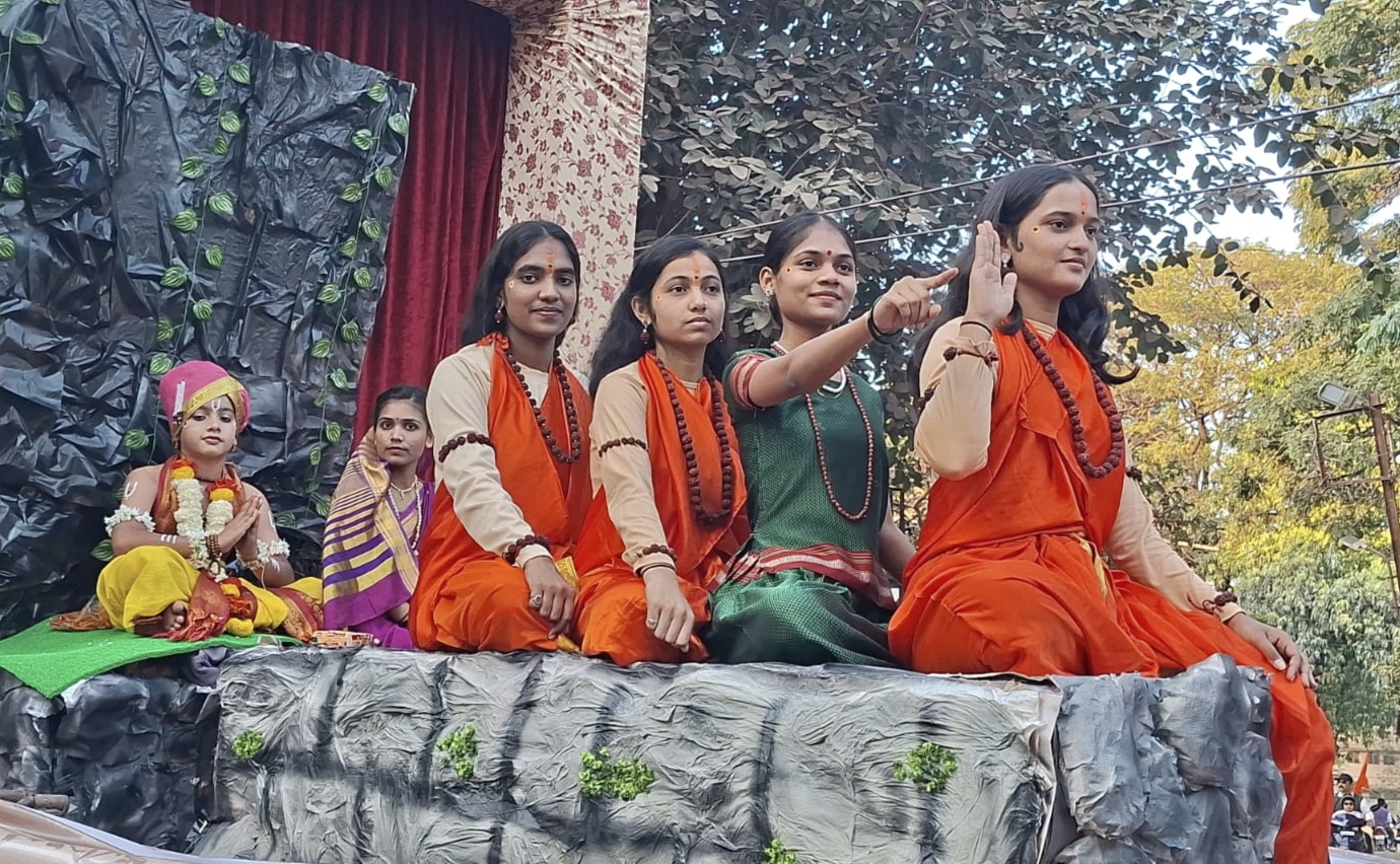 साहित्य संमेलनातील चित्ररथ