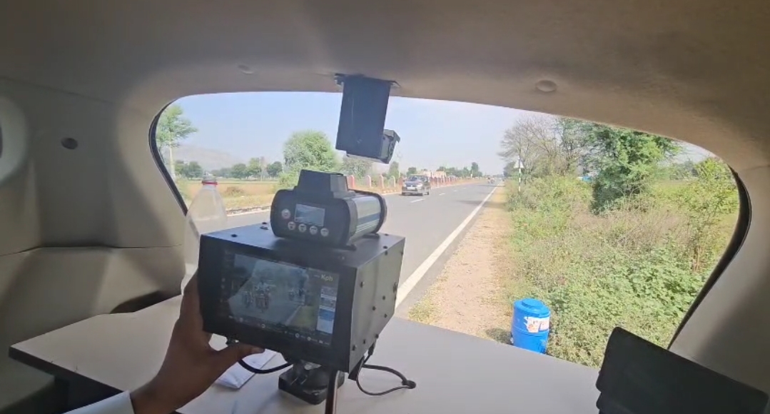 अत्याधुनिक कैमरों से रखते हैं वाहनों की गति पर निगरानी