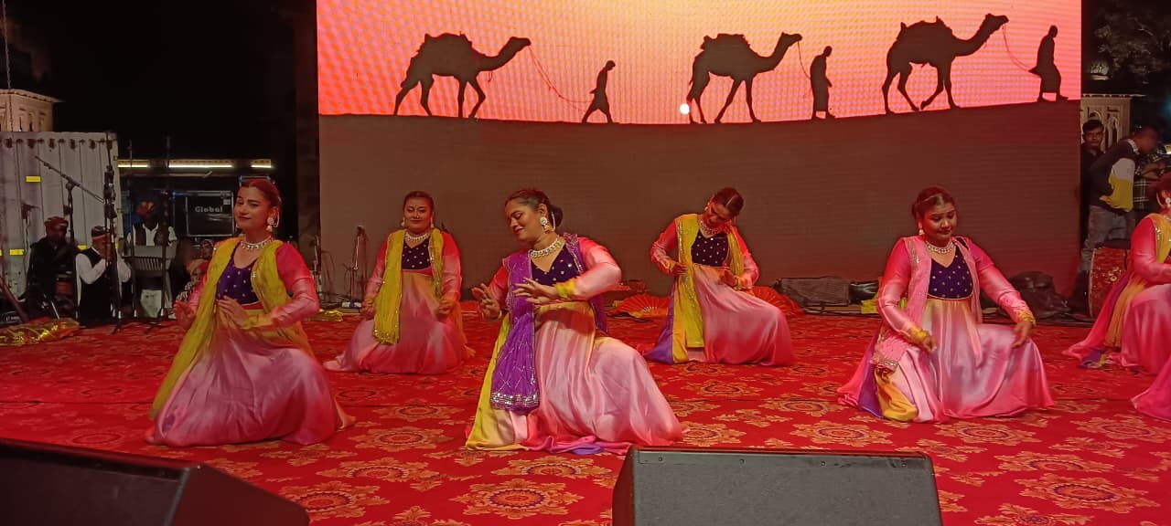 कलाकारों ने दी प्रस्तुति