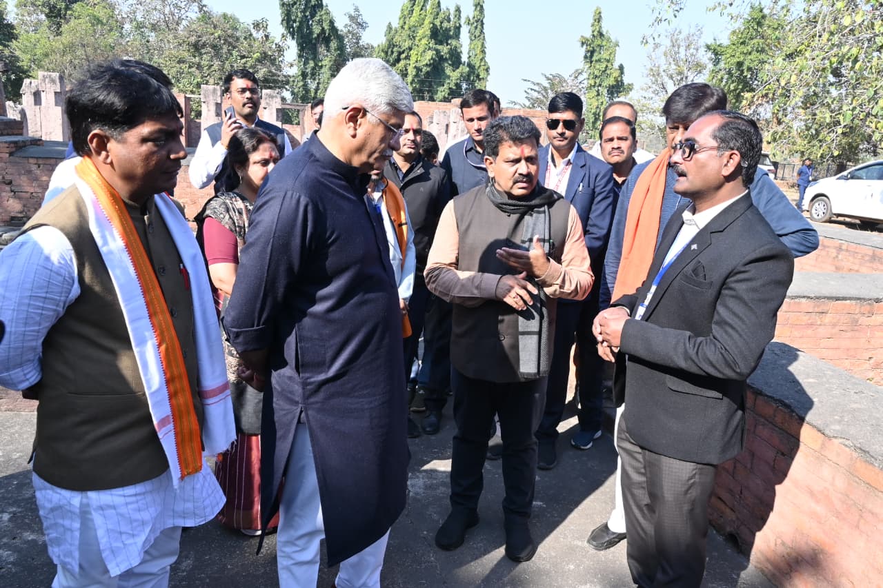 Deputy CM Vijay Sharma also remained with him