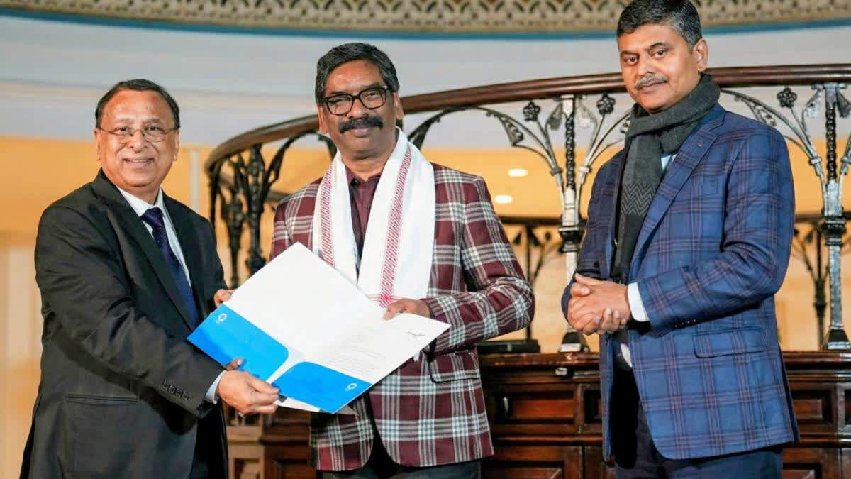 A file photo of Jindal Group delegates handing over the Letter of Intent to CM Hemant Soren.