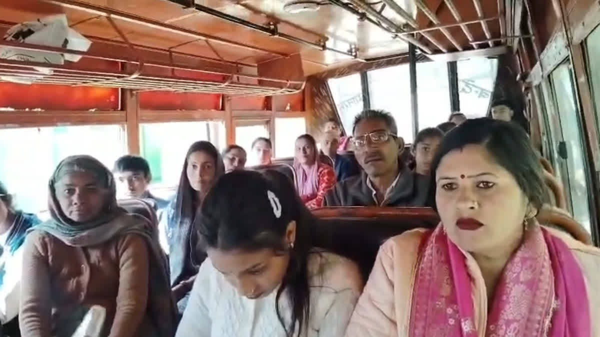 बिना टिकट के थी बस में सवारियां