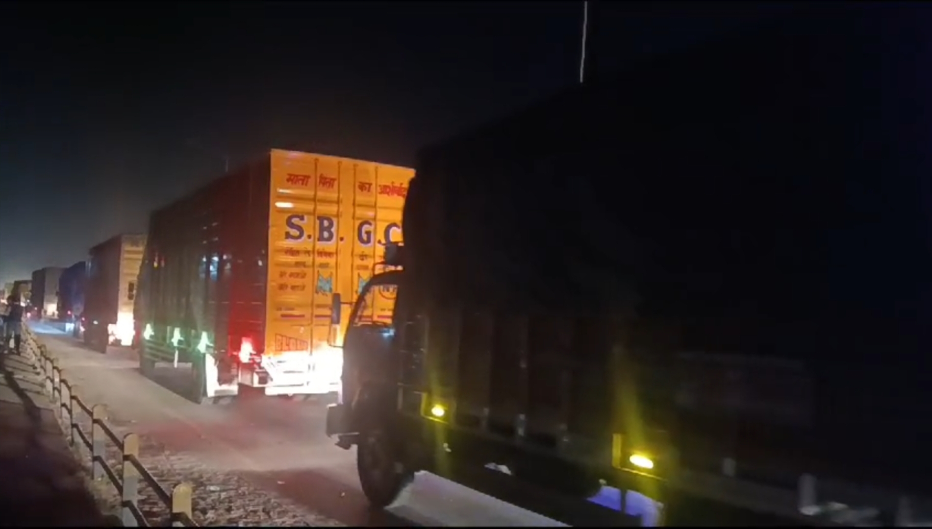 FAMILY BLOCKED HIGHWAY IN MORENA