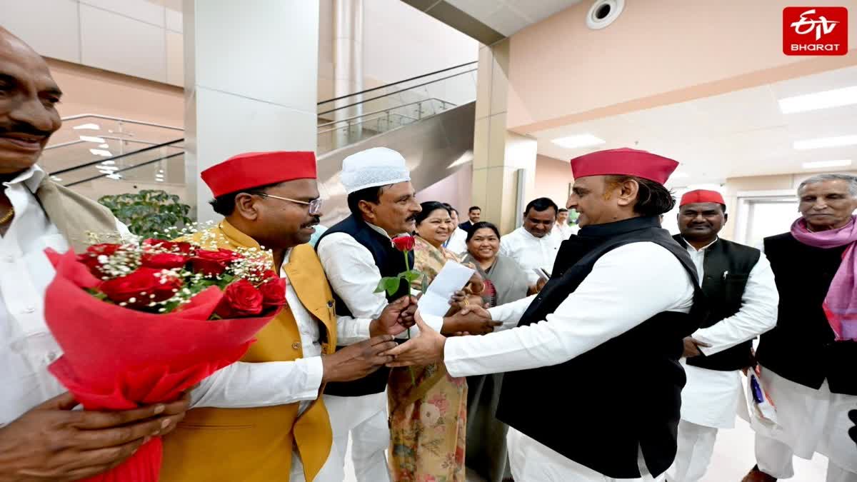 प्रयागराज में रोजा इफ्तार करने पहुंचे अखिलेश यादव.