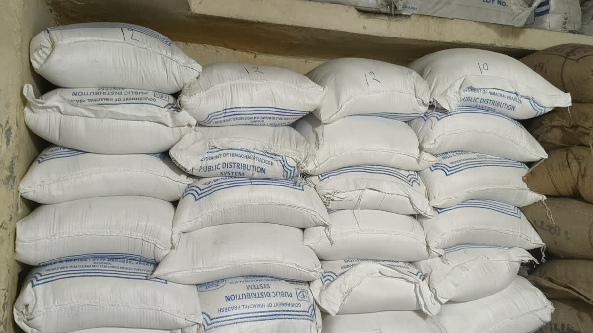 हिमाचल में APL परिवारों के राशन पर चली कैंची, आज से डिपुओं मिलेगा इतना कम आटा APL परिवारों को डिपुओं में 11 किलो आटा ही मिलेगा