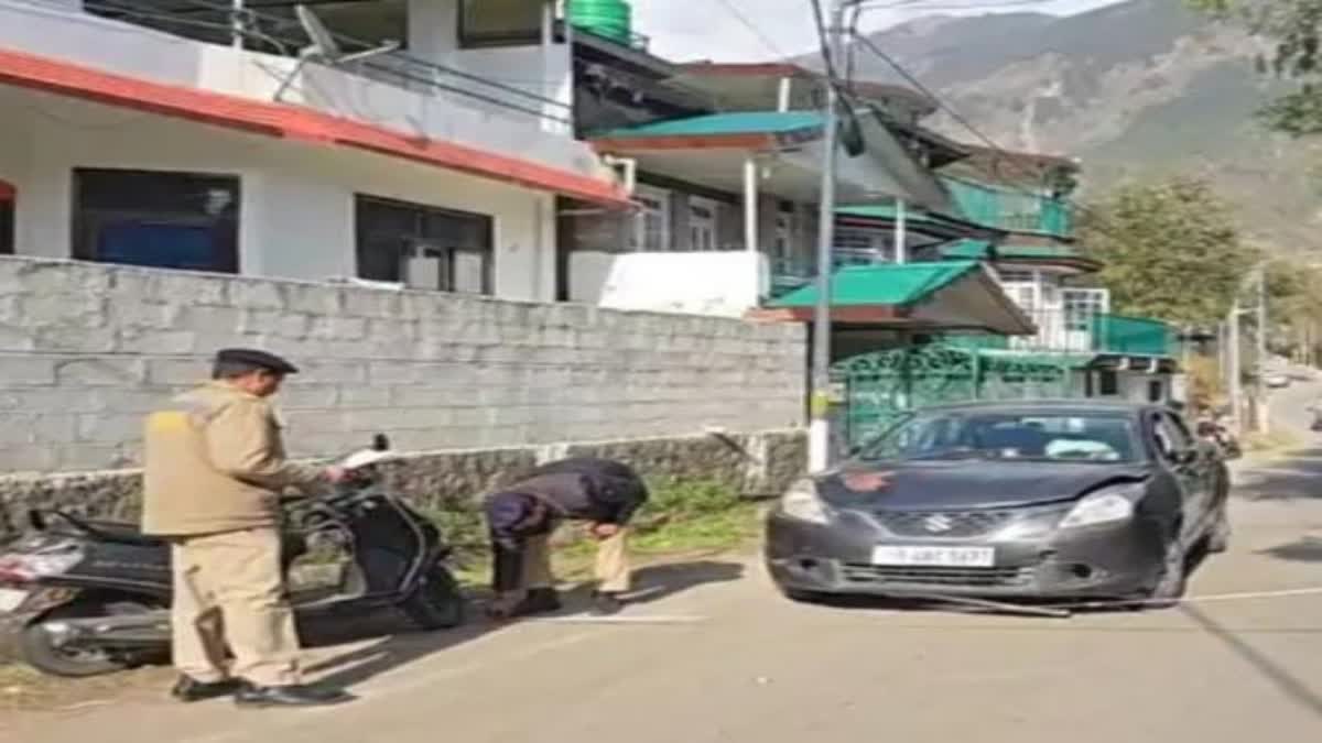 स्कूटी को कार ने मारी टक्कर