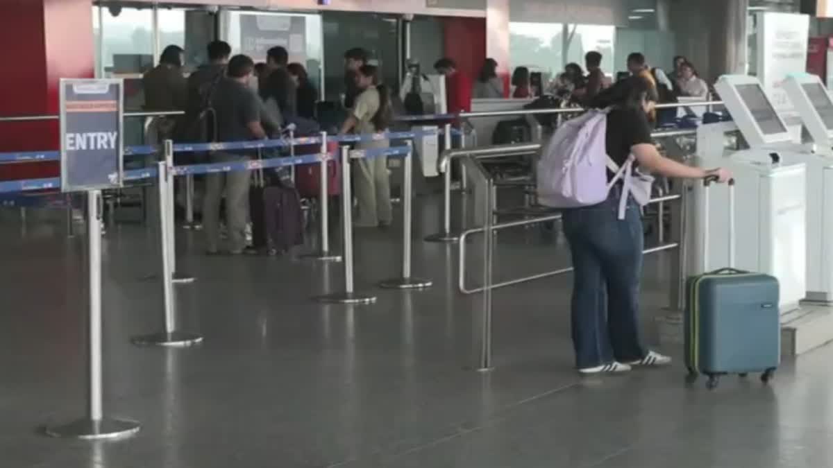 IGI एयरपोर्ट पर  फंसे कई यात्री