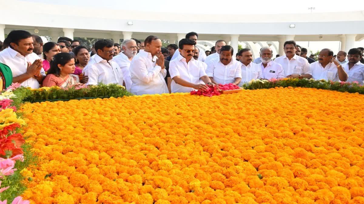 மெரினாவில் உள்ள அண்ணா மற்றும் கருணாநிதி நினைவிடத்தில் முதல்வர் மலர் தூவி மரியாதை செய்தார்