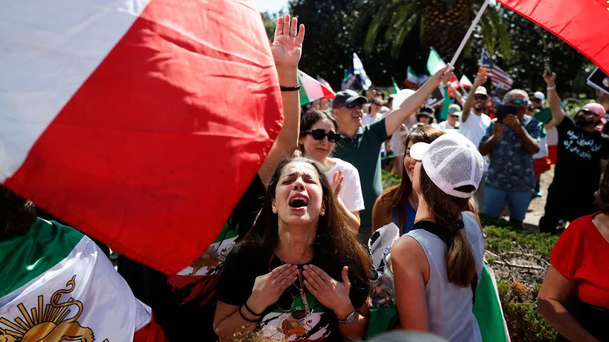 अमेरिकी हमले का विरोध करते लोग