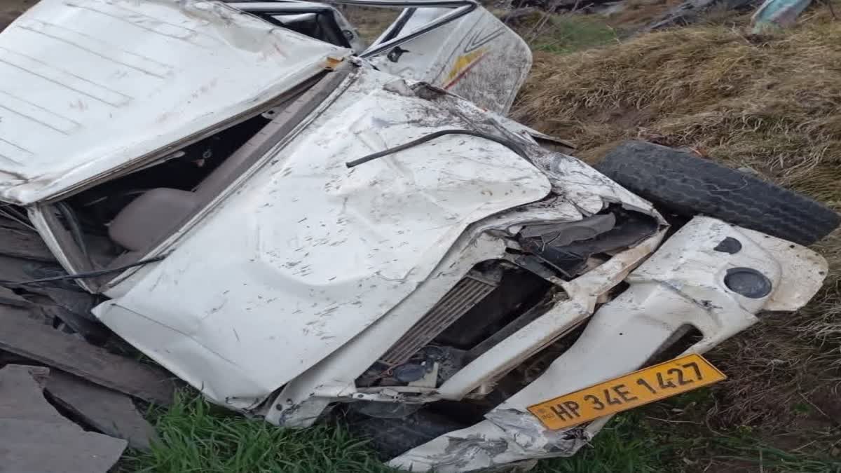 खाई में गिरी कार