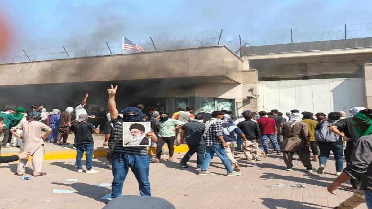 રવિવારે પાકિસ્તાનના કરાચીમાં લોકોના એક જૂથે ઇઝરાયલ અને અમેરિકા દ્વારા ઇરાન પર કરવામાં આવેલા હુમલાનો જોરદાર વિરોધ કર્યો.