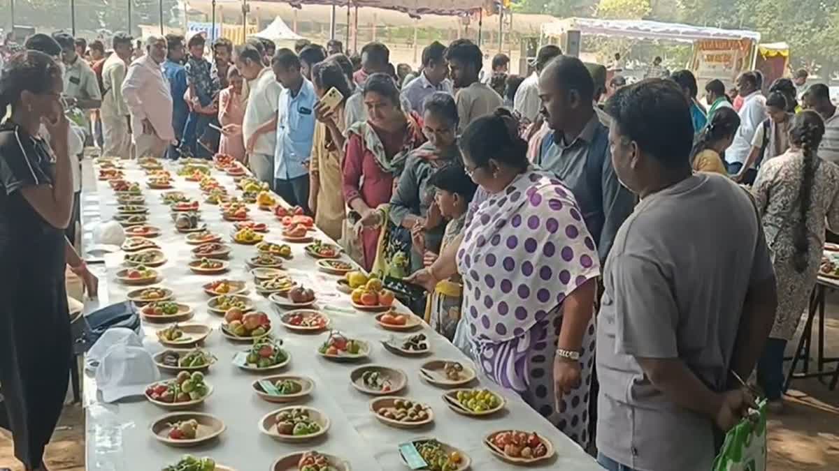 சிறப்பு கண்காட்சியில் வைக்கப்பட்ட காய்கறிகள்