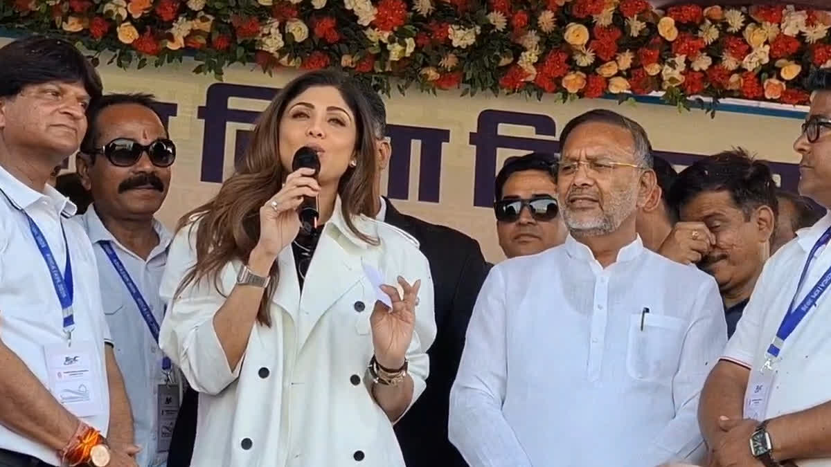 Shilpa Shetty addressing the audience