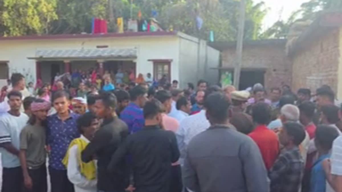 युवक की मौत के बाद मौके पर मौजूद भीड़