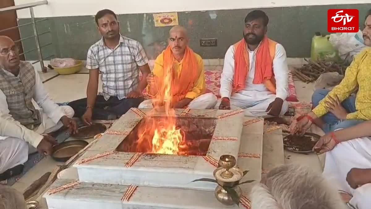 संतोष शुक्ला की घर वापसी हुई.