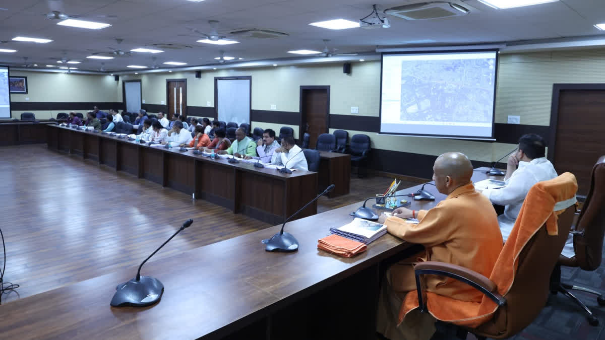 मुख्यमंत्री योगी आदित्यनाथ ने की बैठक