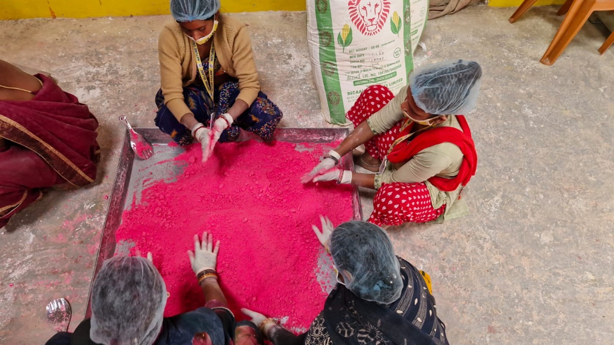 Jamui beedi making hands are now making herbal gulal