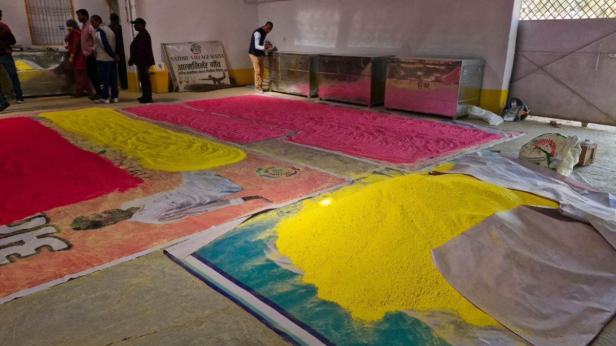 Jamui beedi making hands are now making herbal gulal