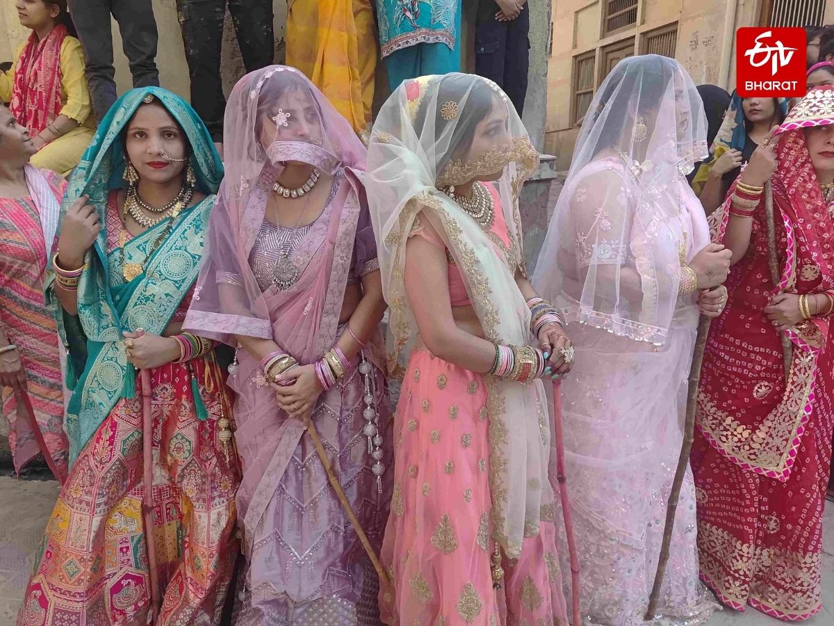 हाथ में छड़ी. सिर पर घूंघट. दुल्हन की तरह सजी गोपियां.