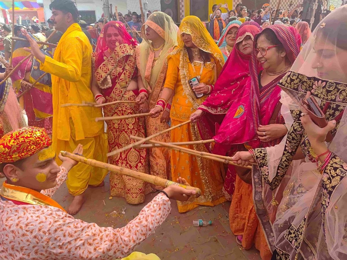 गोकुल में छड़ीमार होली खेली गई.