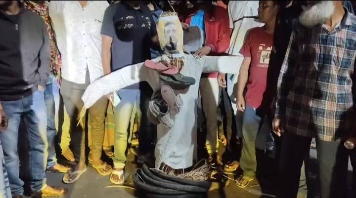 Protesters with the effigy of Suvendu Adhikari before setting fire to it.