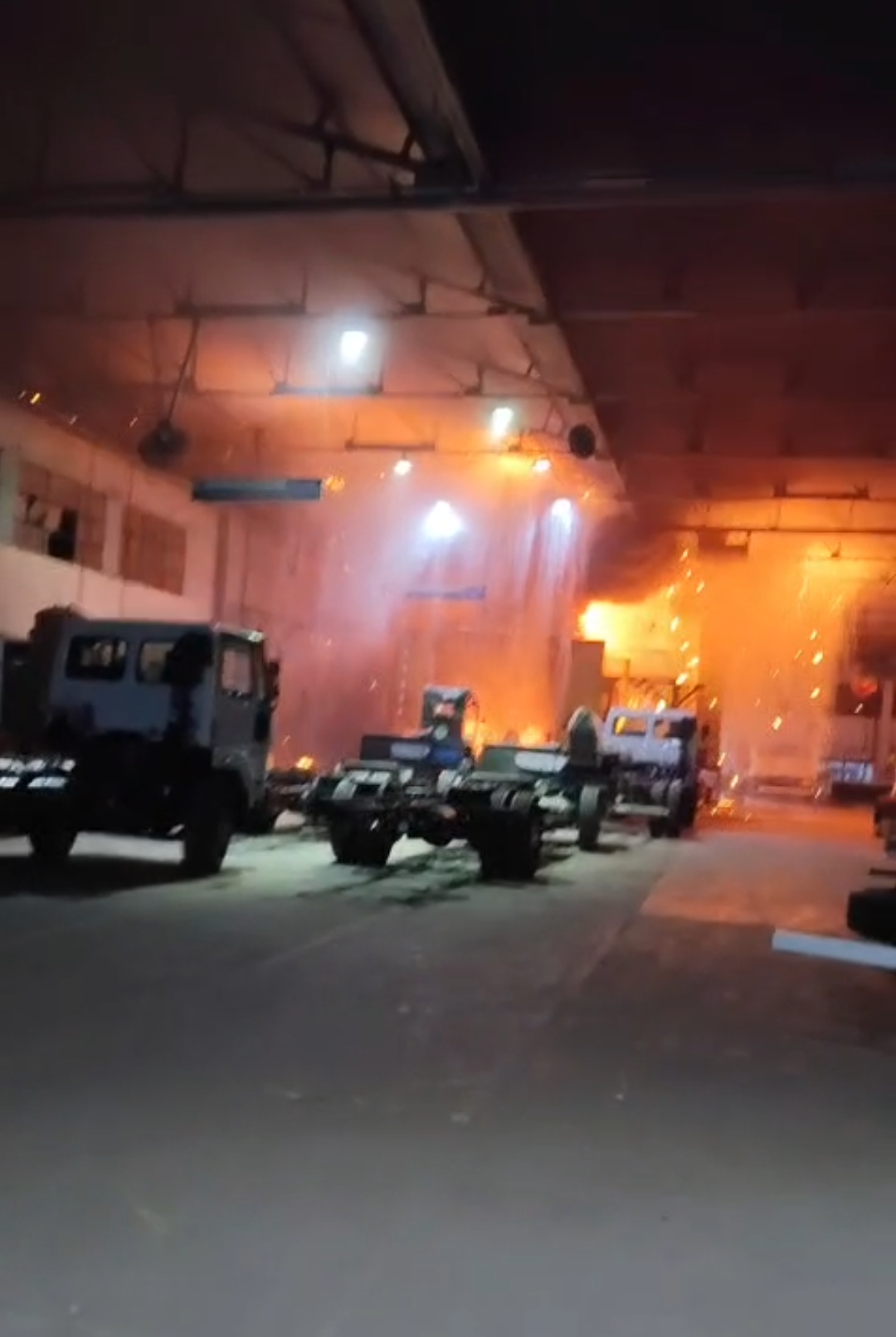 अलवर में ट्रक व बस बनाने वाली फैक्ट्री में लगी भीषण आग