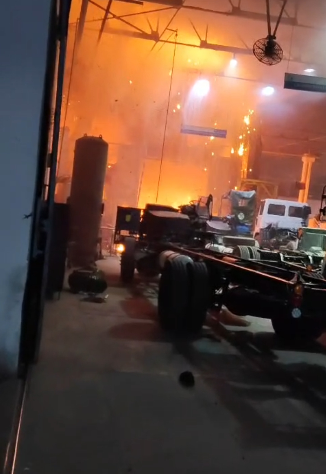 आग की चपेट में आने से पेटिंग सेक्शन में खड़ी कई गाड़ियों को हुआ नुकसान