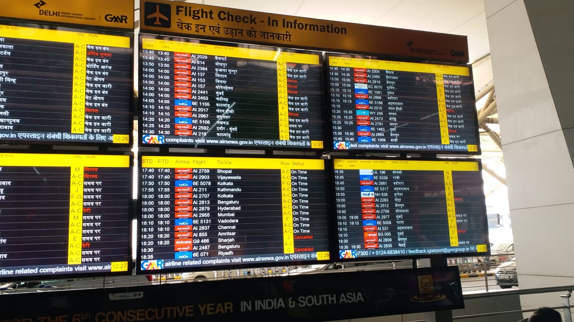 एयरपोर्ट पर दुबई जाने वाले यात्री परेशान