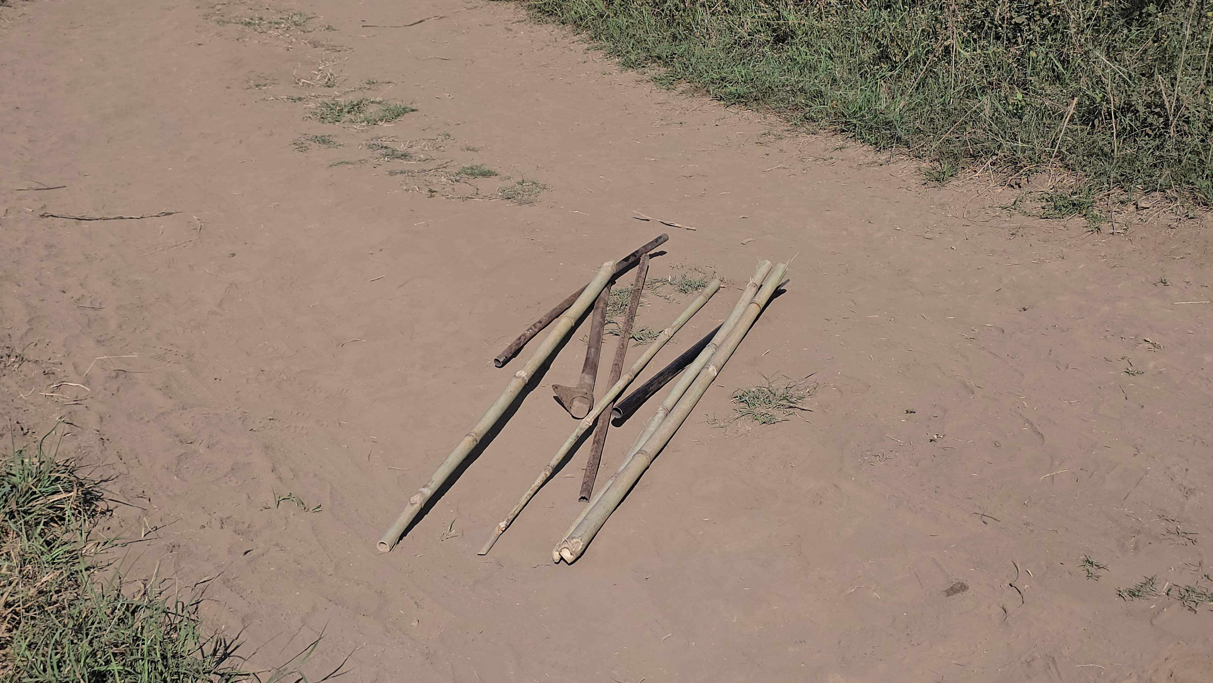 ઘટનાસ્થળેથી પોલીસને ધારદાર હથિયાર મળી આવ્યા હતા