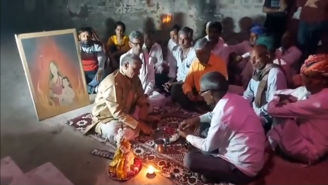 चारभुजा मंदिर पर एकत्रित होकर करते हैं पूजा