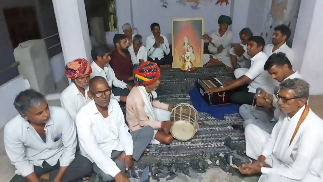 ढोल-बाजे के साथ निकालते हैं शोभायात्रा