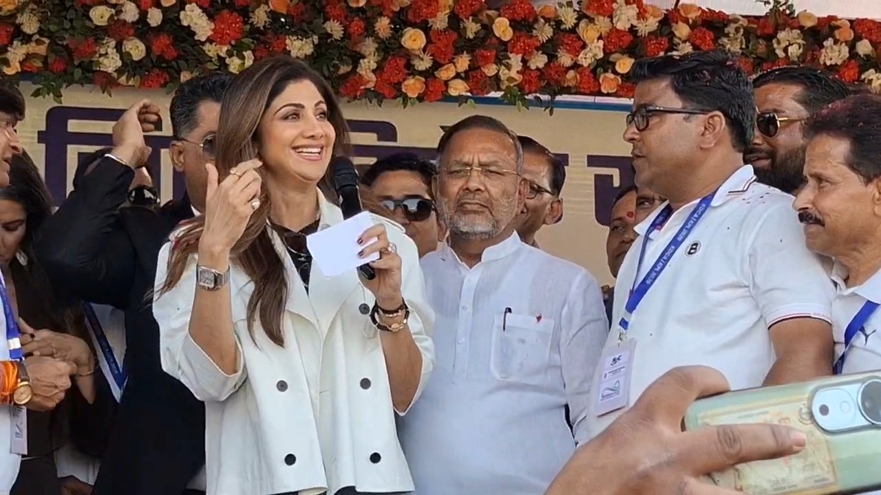 Shilpa Shetty on stage with Energy Minister Hiralal Nagar