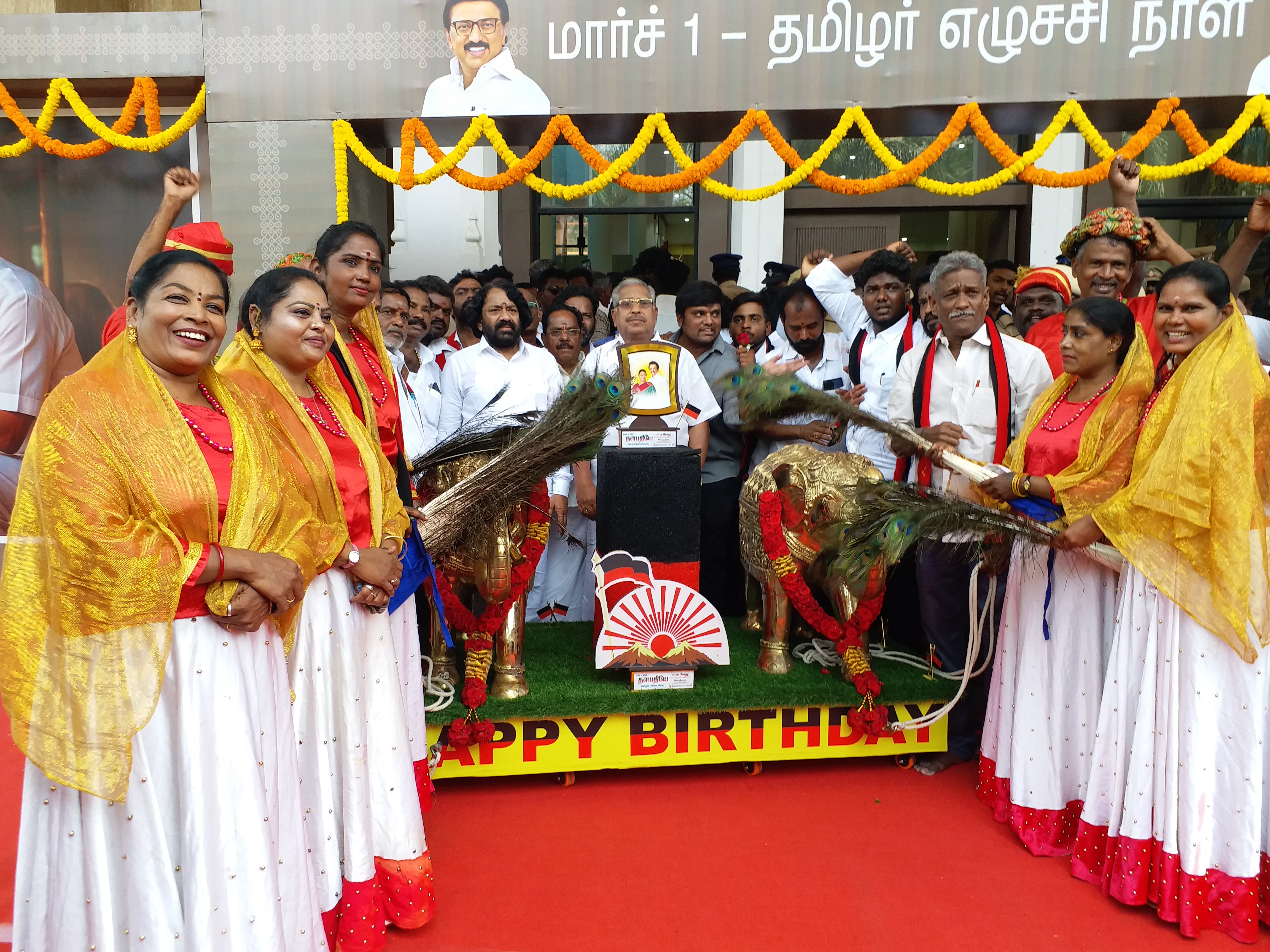 முதலமைச்சருக்கு யானை சிலை பரிசு